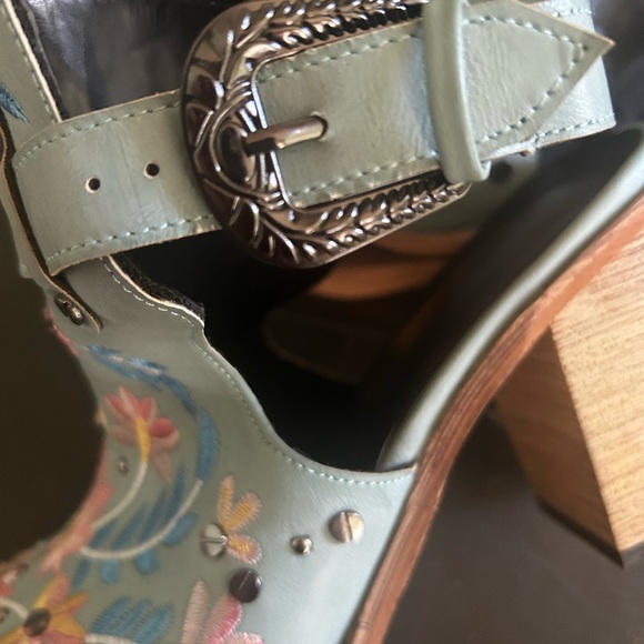 Embroidered Floral Women's Heeled Mules - Picture 6 of 8